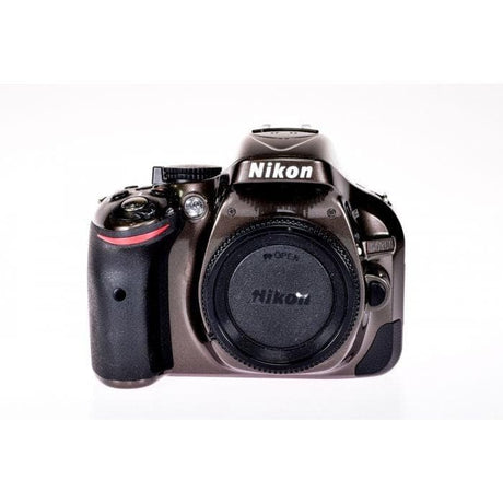 SLR D5200 - Brown + Nikon AF-S NIkkor DX 18-55mm f/3.5-5.6 G VR II f/3.5-5.6 